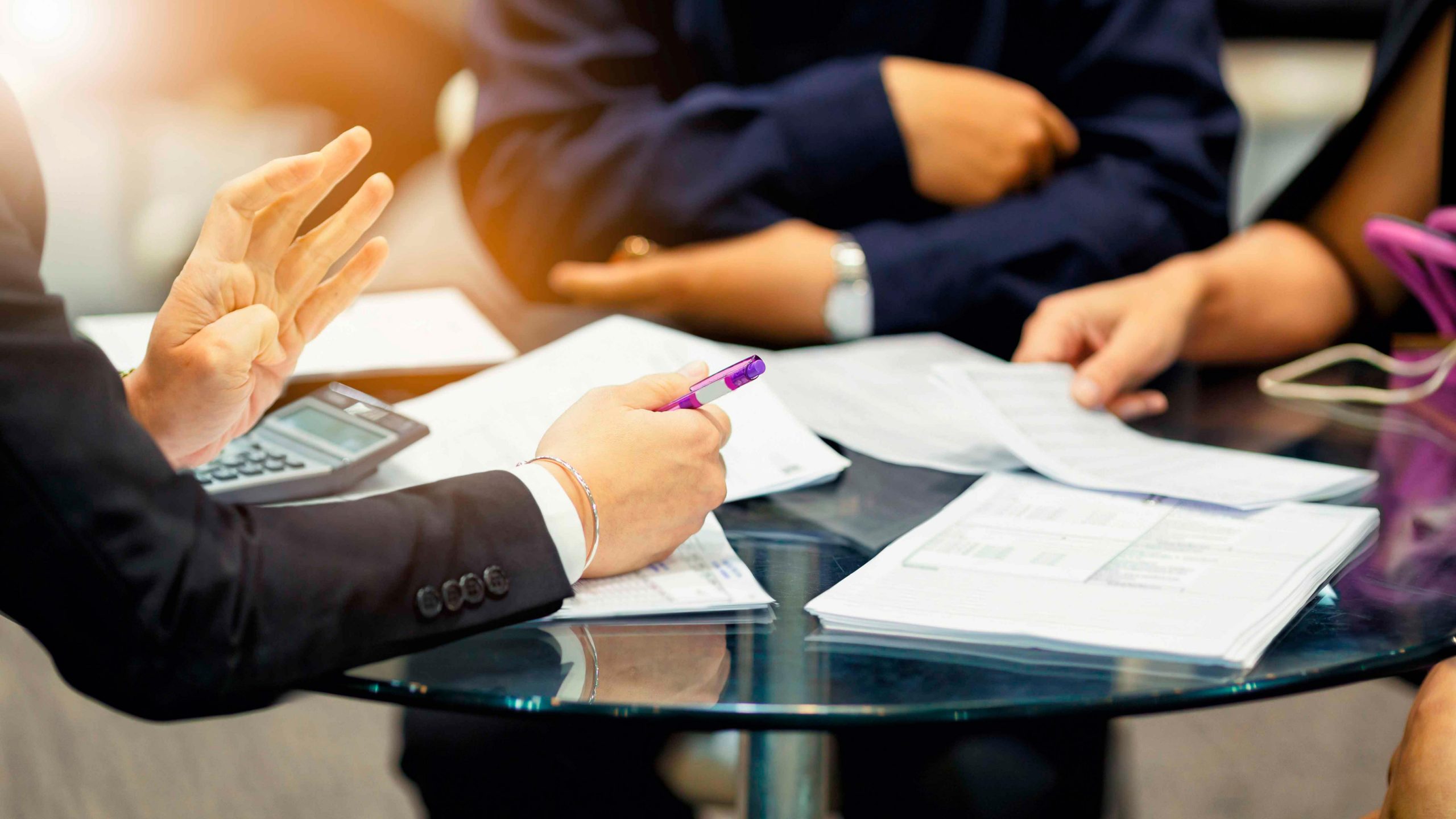 Reunión de asesoramiento para comparar pólizas y optimizar seguros