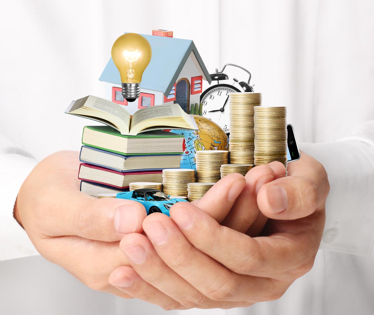 Manos sosteniendo símbolos de casa, coche y monedas, representando el ahorro en seguros y la protección de bienes