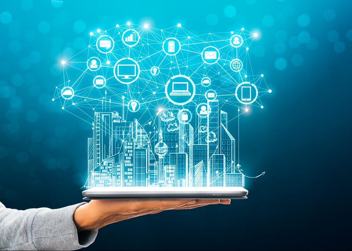 Mano sosteniendo una plataforma digital con una ciudad conectada, simbolizando la gestión online de seguros