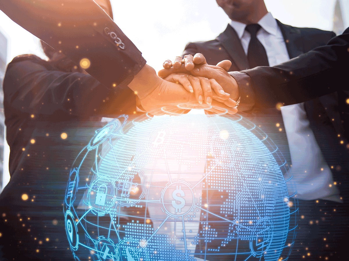 Equipo de expertos en seguros uniendo manos sobre un globo digital, simbolizando la colaboración para optimizar pólizas