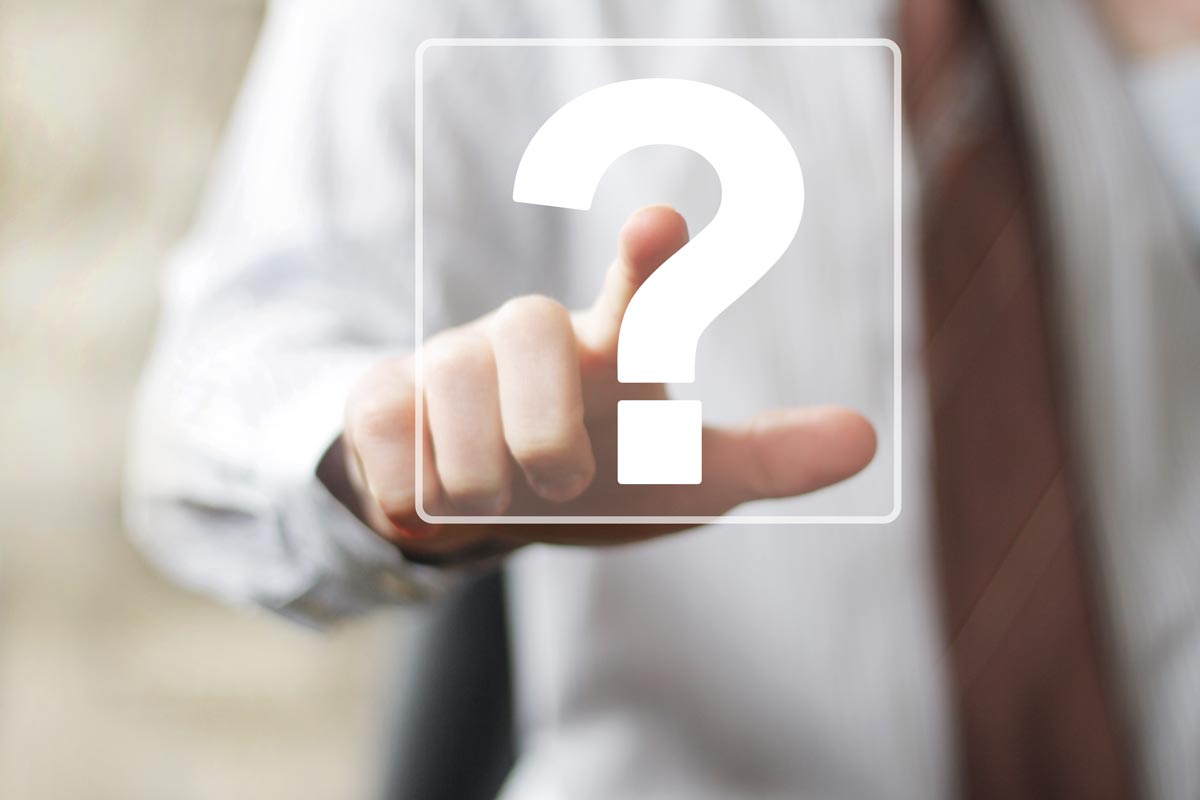 Persona señalando un icono de interrogación para resolver dudas sobre cómo mejorar tu seguro